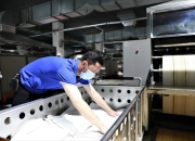 沈阳客运段沈北洗涤车间：高温熨烫作业确保列车卧具整洁如新