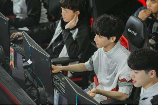 LOL薇恩出装#lol手游薇恩出智慧末刃吗