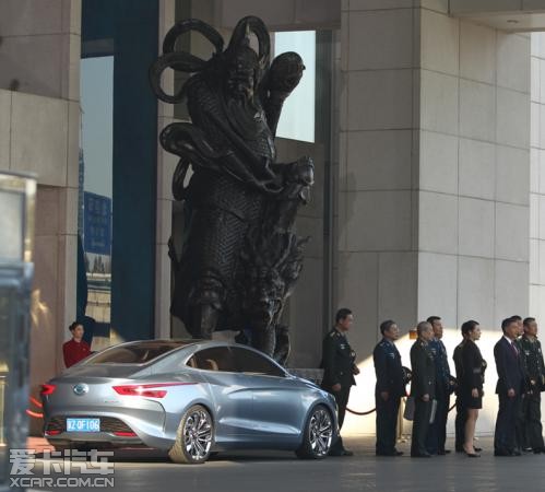 《变形金刚4》爆现场剧照：中国军方座驾花落传祺