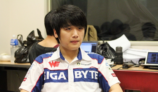 dota adc_英雄联盟 Uzi 微笑 对比 _ 英雄联盟 ADC 选手 比较 