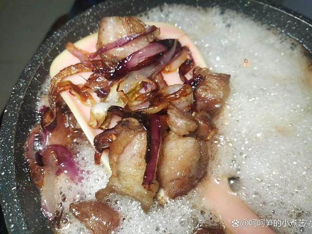 新疆羊排抓饭图片_三伏天羊肉养生_新疆羊肉抓饭食谱