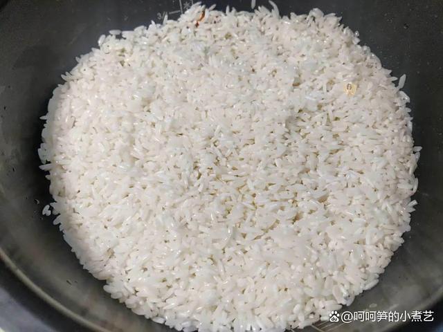 新疆羊排抓饭图片_三伏天羊肉养生_新疆羊肉抓饭食谱