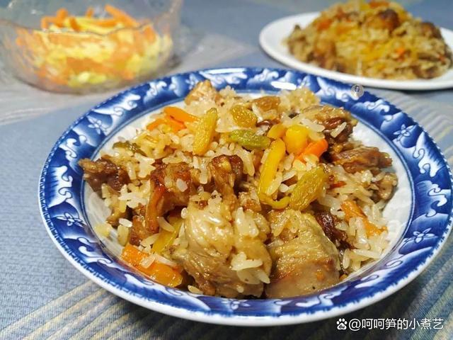 新疆羊肉抓饭食谱_三伏天羊肉养生_新疆羊排抓饭图片