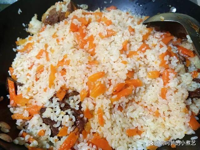 新疆羊排抓饭图片_三伏天羊肉养生_新疆羊肉抓饭食谱