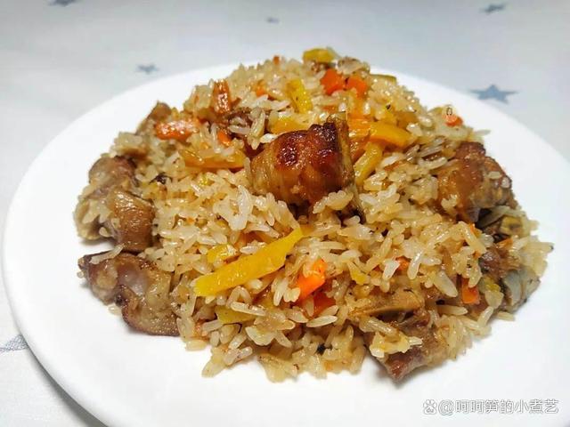 新疆羊排抓饭图片_三伏天羊肉养生_新疆羊肉抓饭食谱