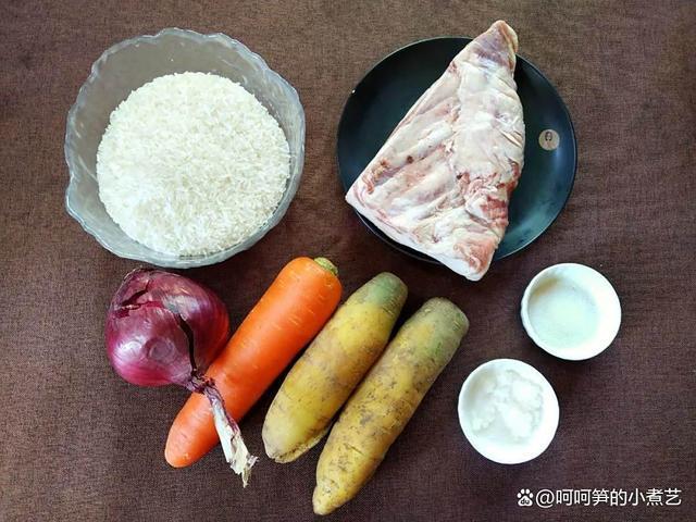 三伏天羊肉养生_新疆羊肉抓饭食谱_新疆羊排抓饭图片
