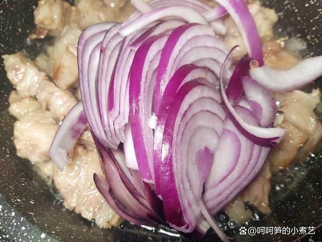 新疆羊肉抓饭食谱_新疆羊排抓饭图片_三伏天羊肉养生